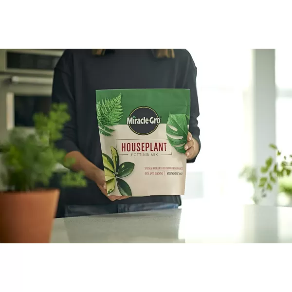 Miracle-Gro Houseplant Potting Mix: Fertilized, Perlite Soil for Indoor Gardening, Designed to Be Less Prone to Gnats, 4 qt.