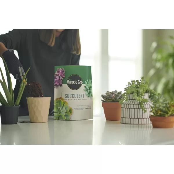 Miracle-Gro Houseplant Potting Mix: Fertilized, Perlite Soil for Indoor Gardening, Designed to Be Less Prone to Gnats, 4 qt.