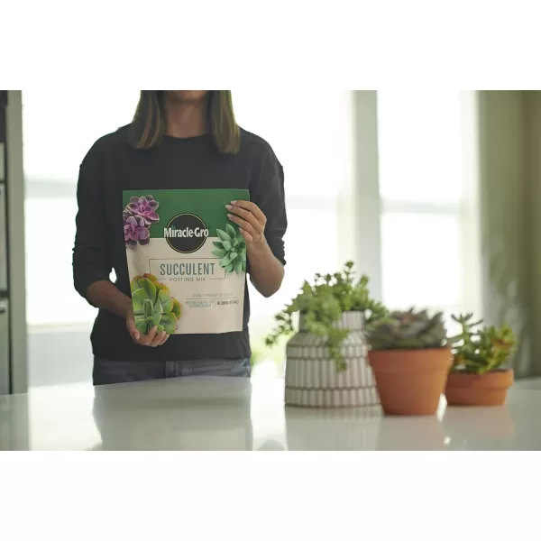 Miracle-Gro Houseplant Potting Mix: Fertilized, Perlite Soil for Indoor Gardening, Designed to Be Less Prone to Gnats, 4 qt.