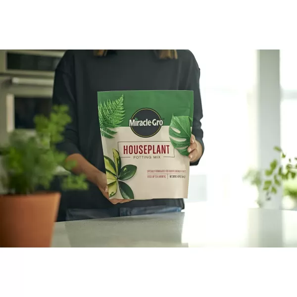 Miracle-Gro Houseplant Potting Mix: Fertilized, Perlite Soil for Indoor Gardening, Designed to Be Less Prone to Gnats, 4 qt.