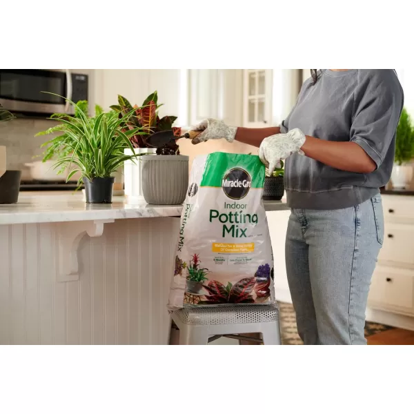 Miracle-Gro Indoor Potting Mix, Grows beautiful Houseplants, 6 qt. 