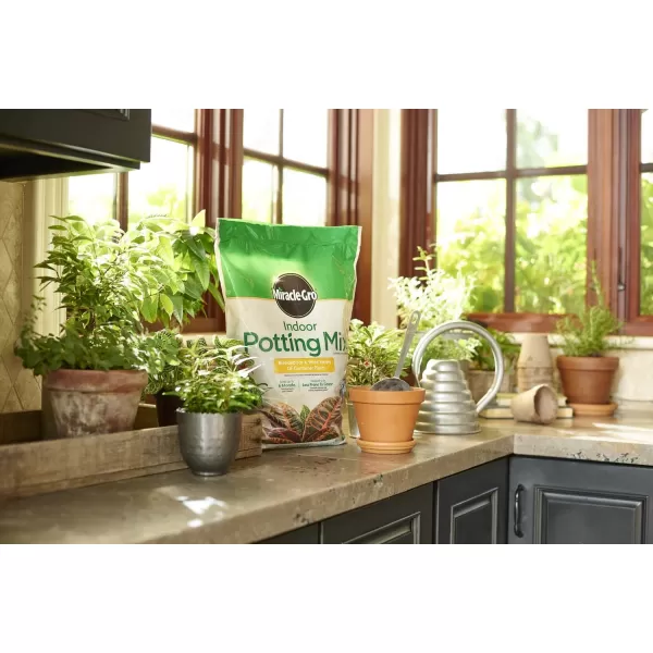 Miracle-Gro Indoor Potting Mix, Grows beautiful Houseplants, 6 qt. )