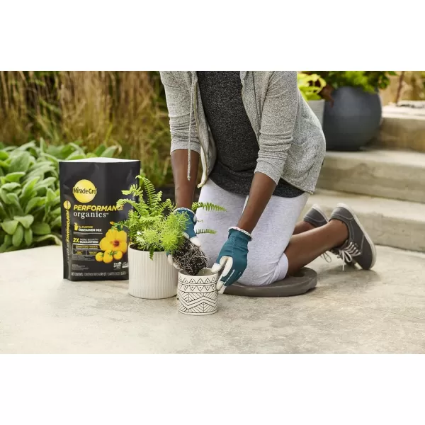 Miracle-Gro Performance Organics All Purpose Container Mix, 6 qt. - Organic, All Natural Plant Soil - Feed for up to 3 Months - All-Purpose Formula for Vegetables, Flowers and Herbs)