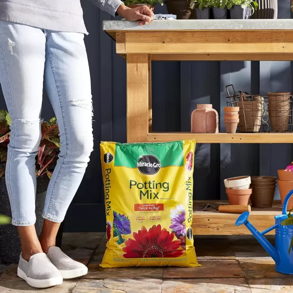 Miracle-Gro Potting Mix, 8 qt. 