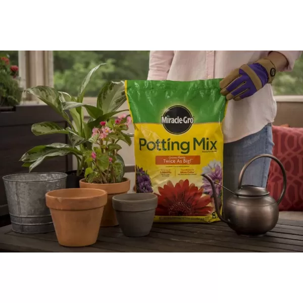 Miracle-Gro Potting Mix, 8 qt. )
